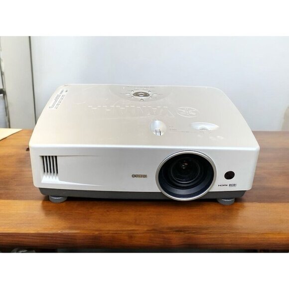 Yamaha LPX-510 720P Home Theater Projector - 1000 lumens - 3LCD 2004 - Picture 1 of 12